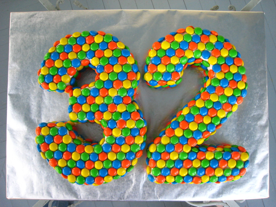 Поздравление с 32 летием. Торт цифра. Торт цифра для мальчика украшение. Торт цифра 32. Торт цифра на день рождения.